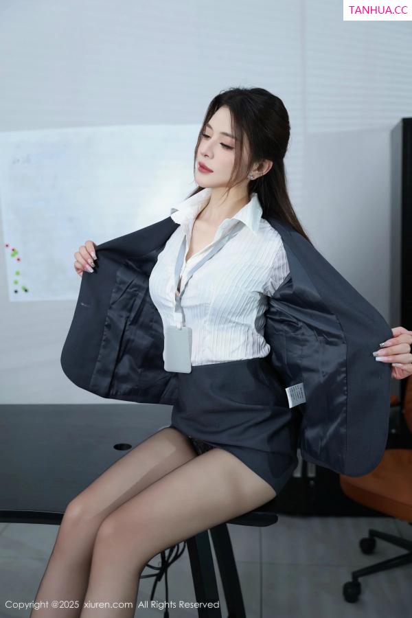   [XiuRen]高清写真图 2025.08.14 No.10646 阿依莎 深色OL第19张图片
